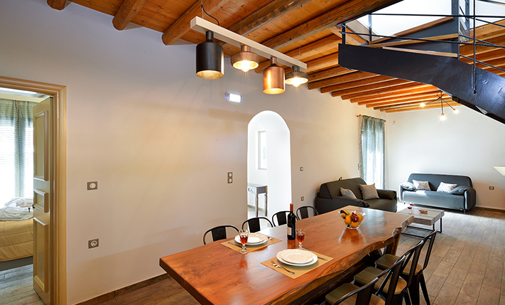 LUXURIÖSES DORFHAUS IN EINEM LEBHAFTEN DORF