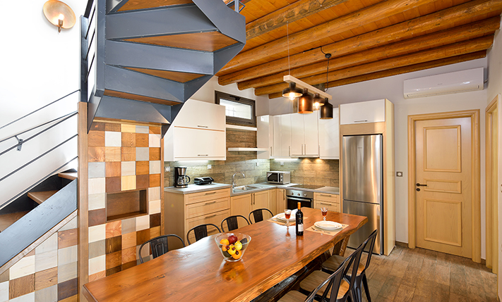 LUXURIÖSES DORFHAUS IN EINEM LEBHAFTEN DORF