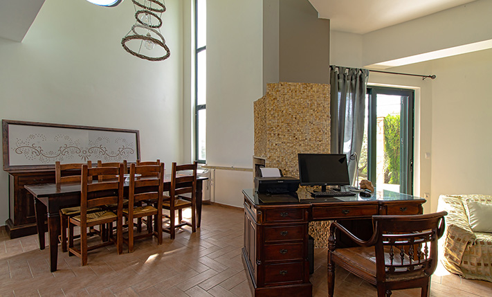 OVERLOOKING PLATANIAS WITH UNOBSTRUCTED VIEWS