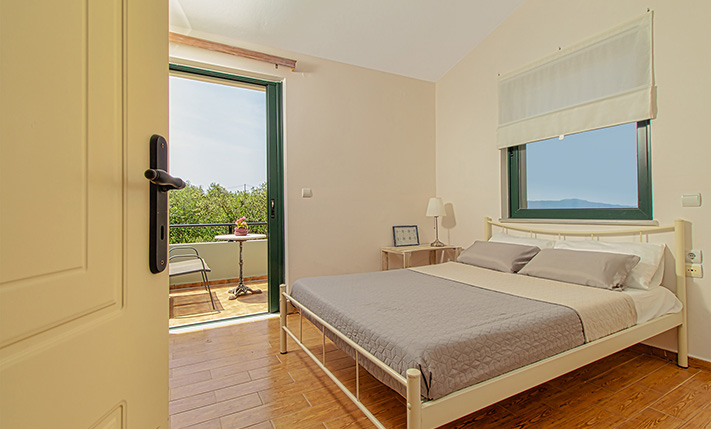 OVERLOOKING PLATANIAS WITH UNOBSTRUCTED VIEWS