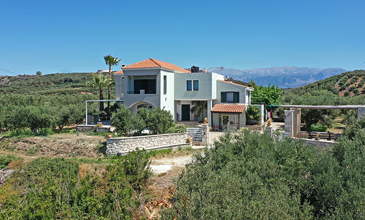OVERLOOKING PLATANIAS WITH UNOBSTRUCTED VIEWS
