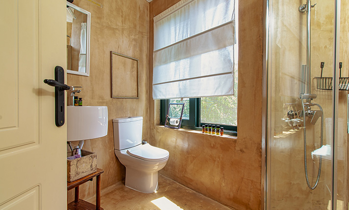 OVERLOOKING PLATANIAS WITH UNOBSTRUCTED VIEWS