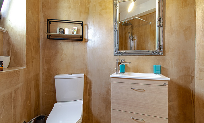 OVERLOOKING PLATANIAS WITH UNOBSTRUCTED VIEWS