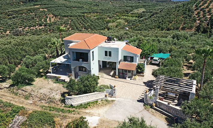 OVERLOOKING PLATANIAS WITH UNOBSTRUCTED VIEWS