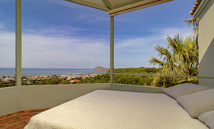 OVERLOOKING PLATANIAS WITH UNOBSTRUCTED VIEWS