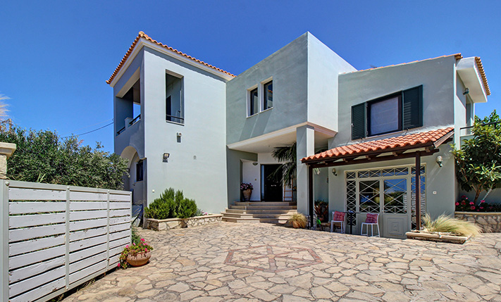 OVERLOOKING PLATANIAS WITH UNOBSTRUCTED VIEWS