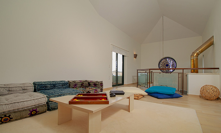 OVERLOOKING PLATANIAS WITH UNOBSTRUCTED VIEWS