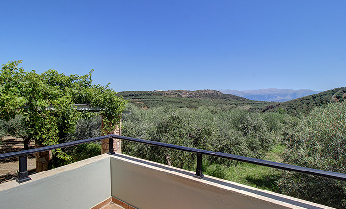 OVERLOOKING PLATANIAS WITH UNOBSTRUCTED VIEWS