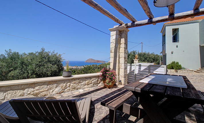 OVERLOOKING PLATANIAS WITH UNOBSTRUCTED VIEWS