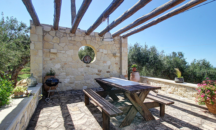 OVERLOOKING PLATANIAS WITH UNOBSTRUCTED VIEWS