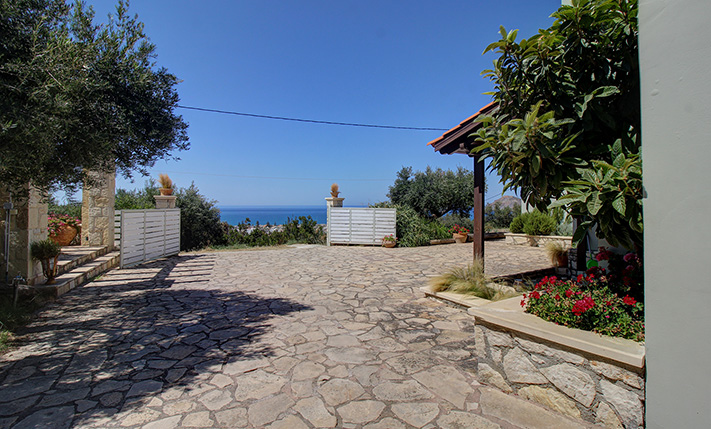 OVERLOOKING PLATANIAS WITH UNOBSTRUCTED VIEWS