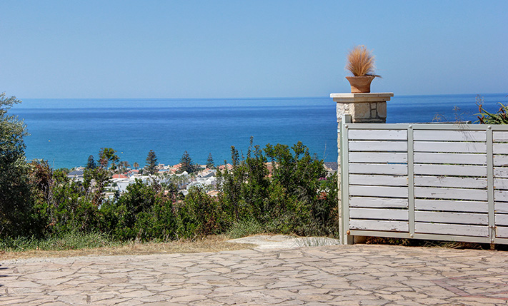 OVERLOOKING PLATANIAS WITH UNOBSTRUCTED VIEWS