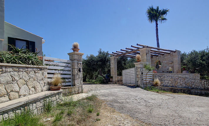 OVERLOOKING PLATANIAS WITH UNOBSTRUCTED VIEWS