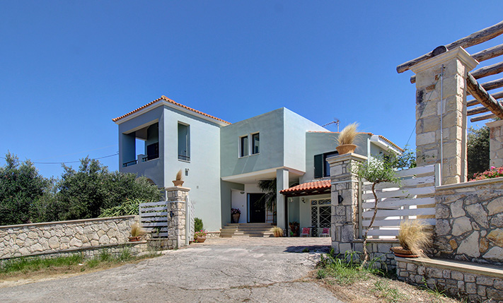 OVERLOOKING PLATANIAS WITH UNOBSTRUCTED VIEWS