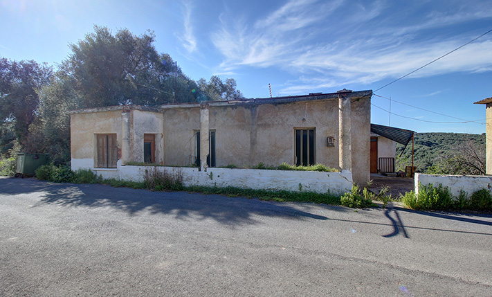 DETACHED UNCONVERTED HOUSE ON GOOD-SIZE PLOT