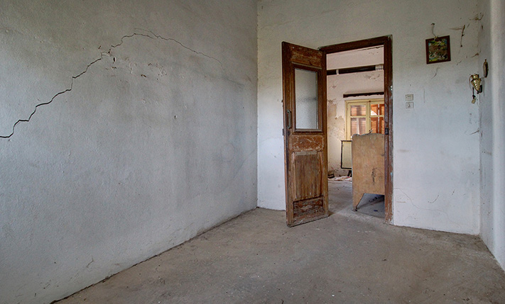 DETACHED UNCONVERTED HOUSE ON GOOD-SIZE PLOT