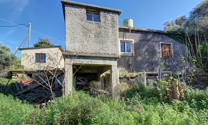 DETACHED UNCONVERTED HOUSE ON GOOD-SIZE PLOT