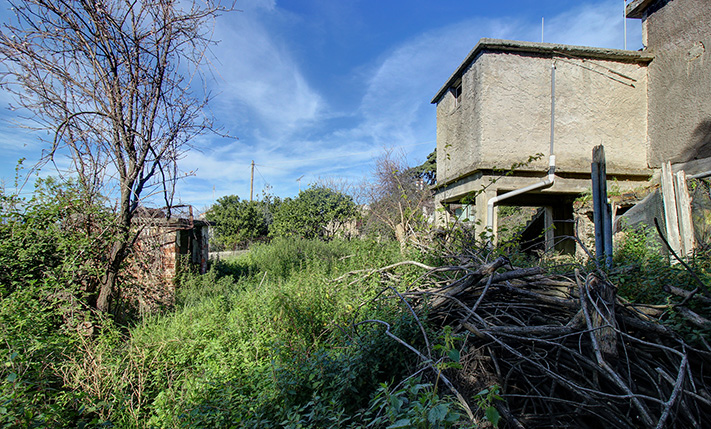 DETACHED UNCONVERTED HOUSE ON GOOD-SIZE PLOT