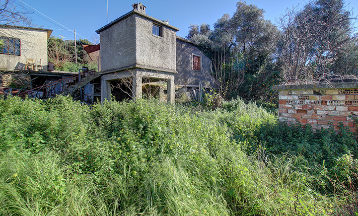 DETACHED UNCONVERTED HOUSE ON GOOD-SIZE PLOT