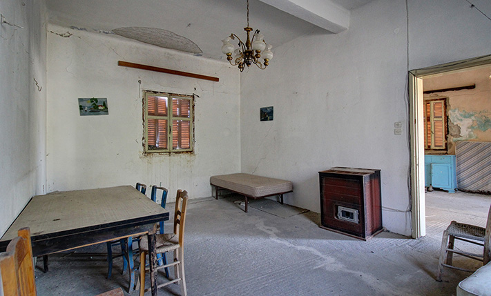 DETACHED UNCONVERTED HOUSE ON GOOD-SIZE PLOT