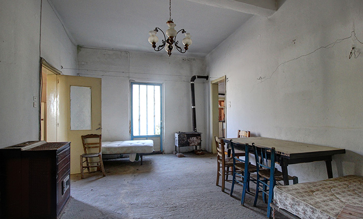 DETACHED UNCONVERTED HOUSE ON GOOD-SIZE PLOT