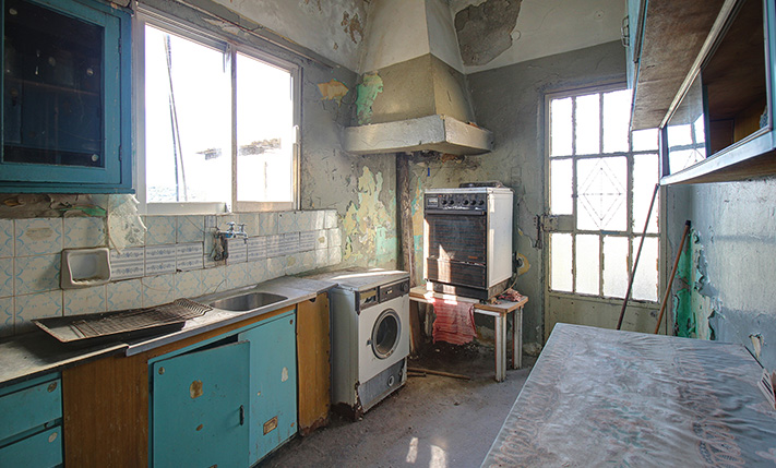 DETACHED UNCONVERTED HOUSE ON GOOD-SIZE PLOT