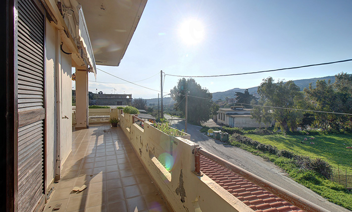 LARGE UPPER-FLOOR APARTMENT FOR RESTORATION
