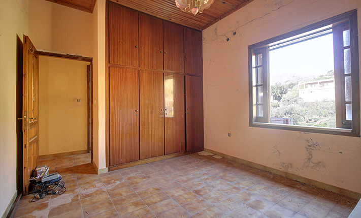 LARGE UPPER-FLOOR APARTMENT FOR RESTORATION