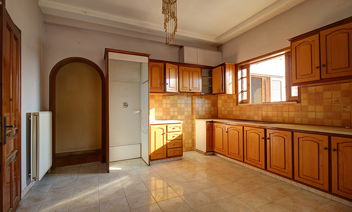 LARGE UPPER-FLOOR APARTMENT FOR RESTORATION