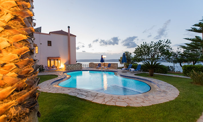 ΕΠΑΝΩ ΑΠΟ ΤΟΝ ΚΟΛΠΟ ΣΟΥΔΑΣ & ΚΟΝΤΑ ΣΤΗΝ ΠΟΛΗ