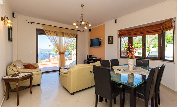 ΕΠΑΝΩ ΑΠΟ ΤΟΝ ΚΟΛΠΟ ΣΟΥΔΑΣ & ΚΟΝΤΑ ΣΤΗΝ ΠΟΛΗ