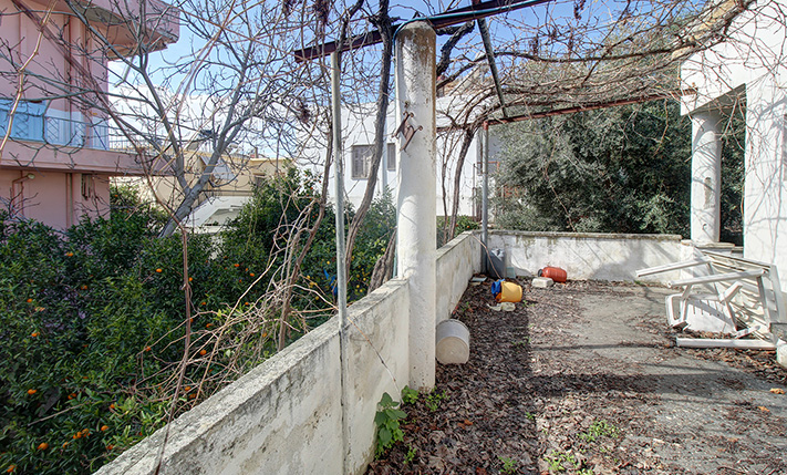 WELL LOCATED TOWNHOUSE THAT YOU MAY EXPAND