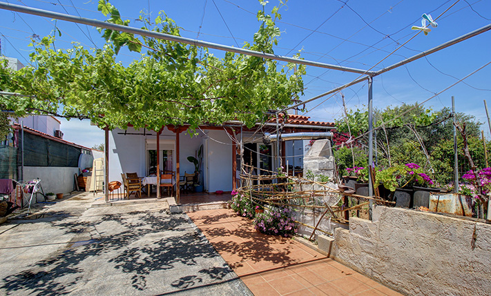 HOUSE WITH A LARGE TERRACE CLOSE TO AMENITIES