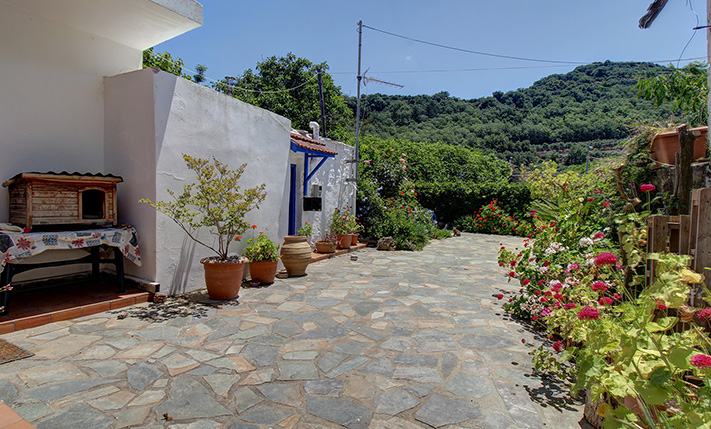SINGLE-LEVEL FARM HOUSE WITH A CENTRAL TERRACE