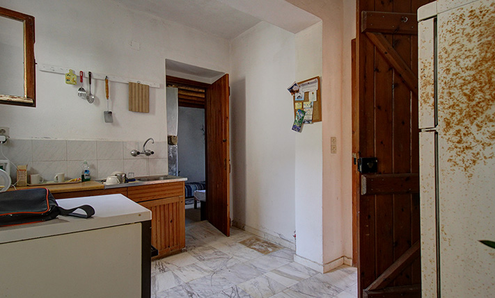 2-FAMILY STONE BUILDING WITH SEA VIEWS