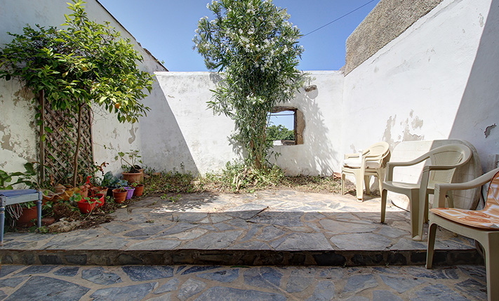2-FAMILY STONE BUILDING WITH SEA VIEWS