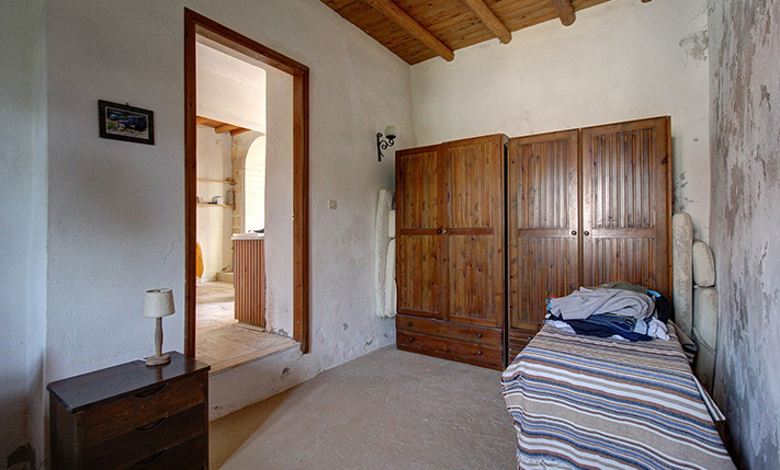 2-FAMILY STONE BUILDING WITH SEA VIEWS