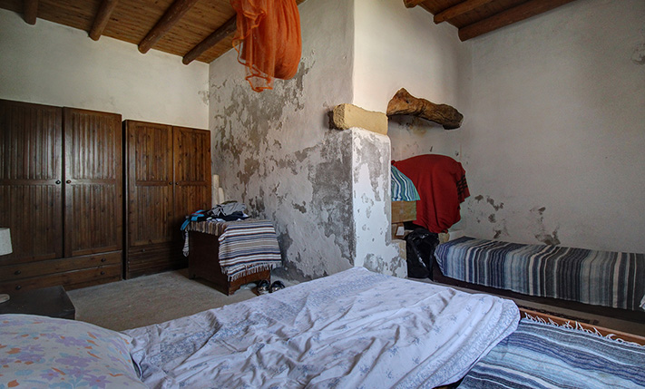 2 ΠΑΛΙΕΣ ΟΙΚΙΕΣ ΜΕ ΠΑΡΑΔΟΣΙΑΚΑ ΧΑΡΑΚΤΗΡΙΣΤΙΚΑ