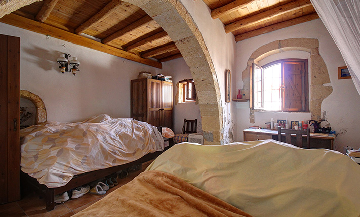 2-FAMILY STONE BUILDING WITH SEA VIEWS