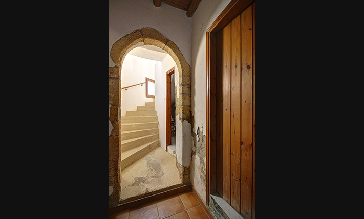 2-FAMILY STONE BUILDING WITH SEA VIEWS