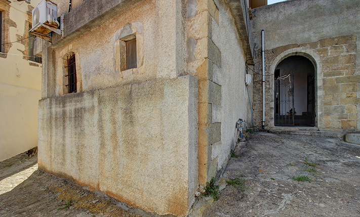 2-FAMILY STONE BUILDING WITH SEA VIEWS