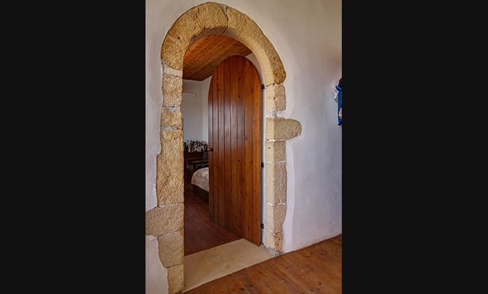 2-FAMILY STONE BUILDING WITH SEA VIEWS