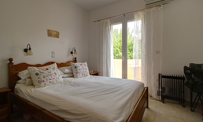 DETACHED, WITH A GUESTS' HOUSE & PRIVATE GARDEN