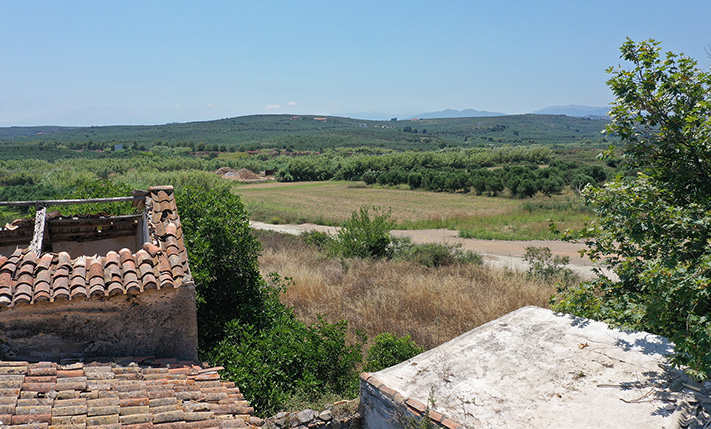 IN AN ABANDONED NEIGHBORHOOD NEAR THE SEA