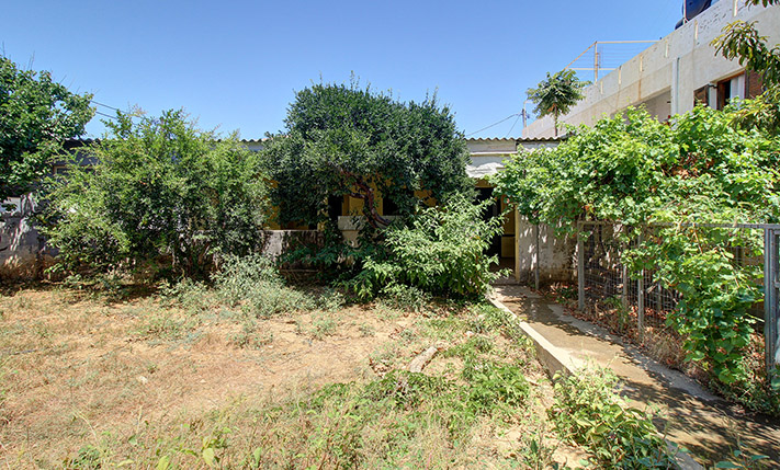 HOUSE & RETAIL PROPERTY STEPS FROM THE BEACH