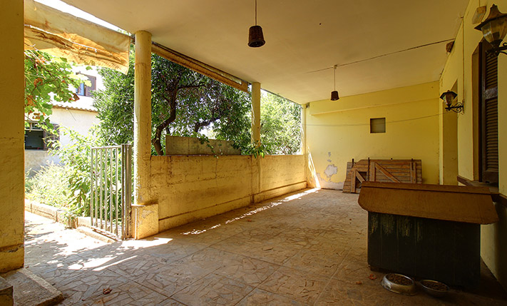 HOUSE & RETAIL PROPERTY STEPS FROM THE BEACH