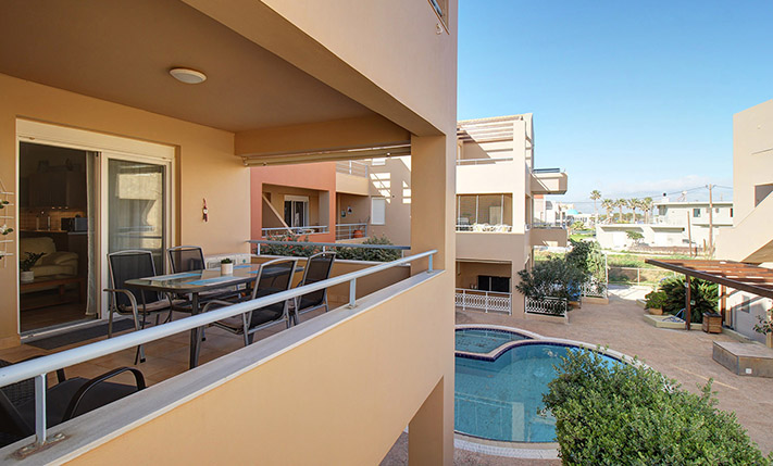 ACCESSIBLE APARTMENT WITH A POOL BY THE BEACH