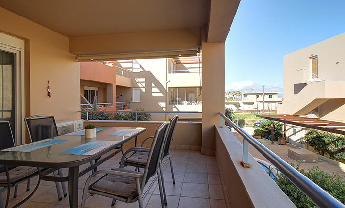 ACCESSIBLE APARTMENT WITH A POOL BY THE BEACH