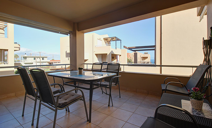 ACCESSIBLE APARTMENT WITH A POOL BY THE BEACH