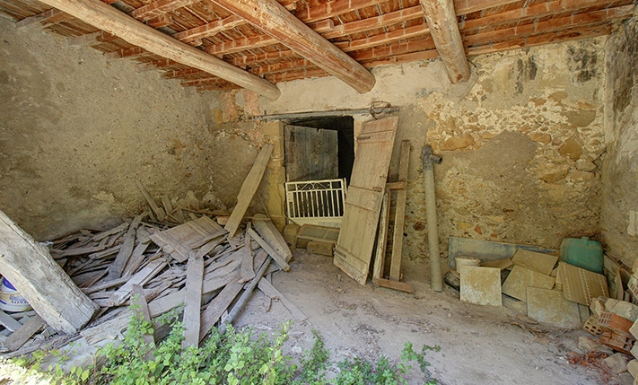 VILLAGE HOUSE IN AN OLD VENETIAN COMPLEX